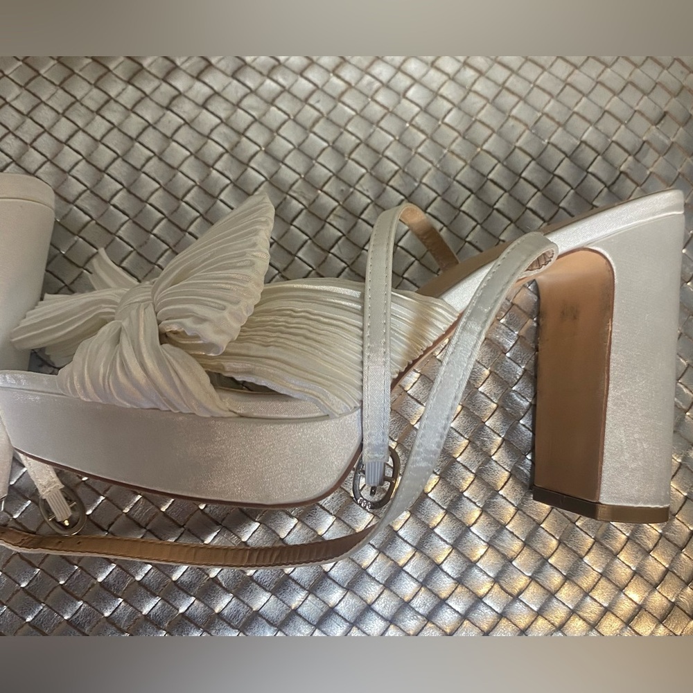 Ivory Pleated Bow Platform Bridal - Picture 5 of 8